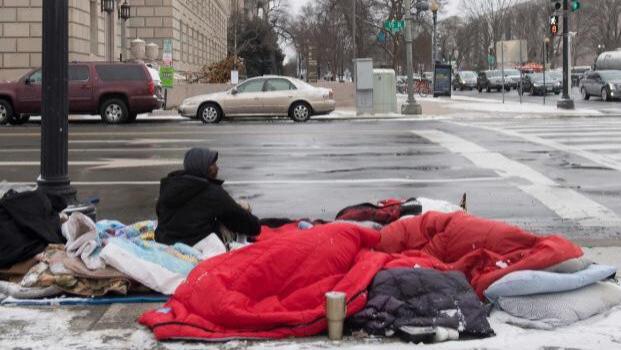 从中产到流浪只需要一场病，美国残酷斩杀线，4步把人逼惨