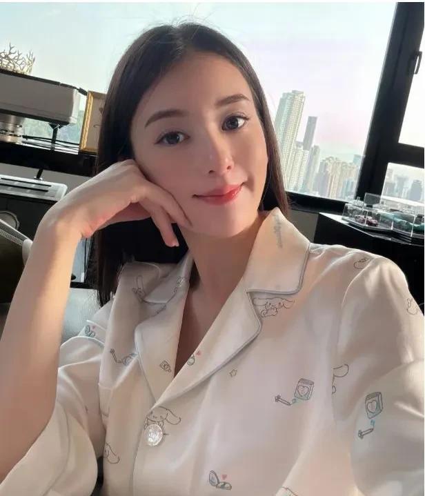 4月14日20点，天王郭富城小娇妻方媛更新个人动态，晒出多张个人美照，还有豪宅风