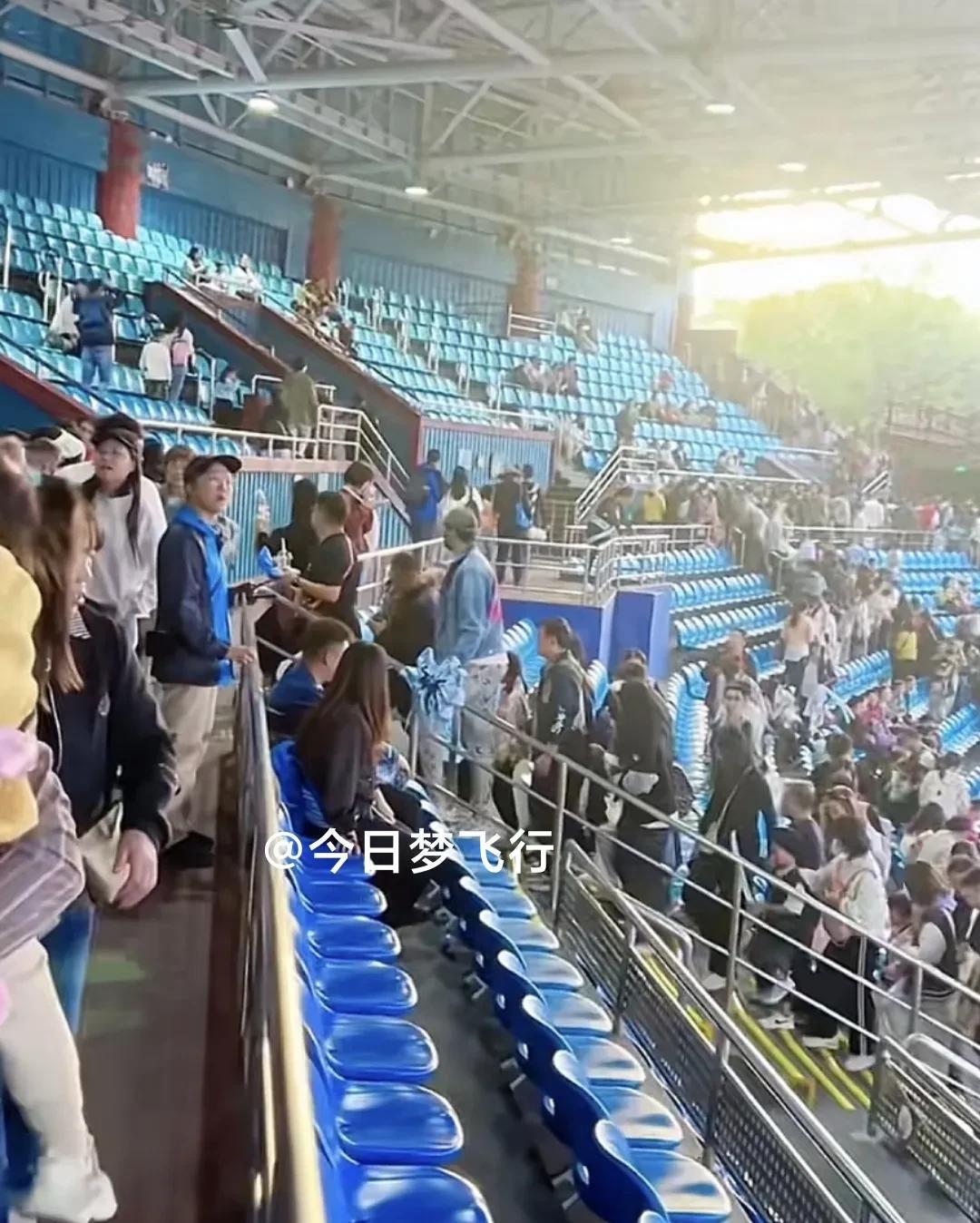 杜润旺昨晚去看演出！
昨晚，广东队球员杜润旺在广州去看海的表演。陶冶性情，这样子