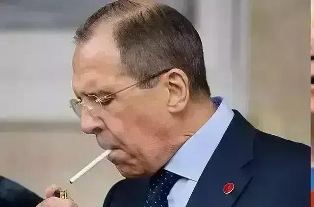 乌克兰的杀手锏，绝对是卡车。
乌克兰炸克里米亚大桥，用卡车运炸药，到桥上引爆。