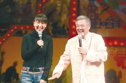 20年前，正是赵本山老师最火的时候，句号带着闫学晶私自演出，赵本山很生气地说：“