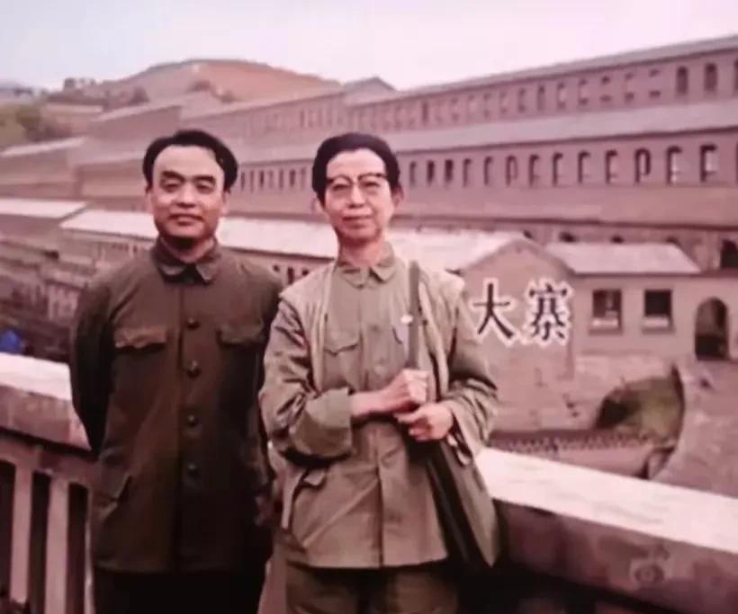 在大寨，两位身姿挺拔的同志留下了珍贵的合影。大寨，这颗闪耀的明星，是陈永贵带领大