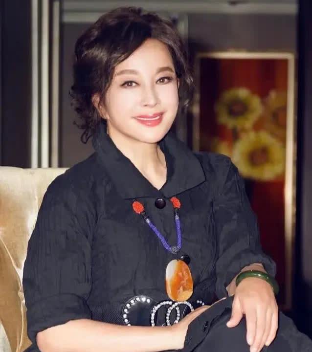 一次，主持人问刘晓庆:“你吃饭有什么忌囗吗？”刘晓庆摇摇头:“我不忌囗，什么都吃