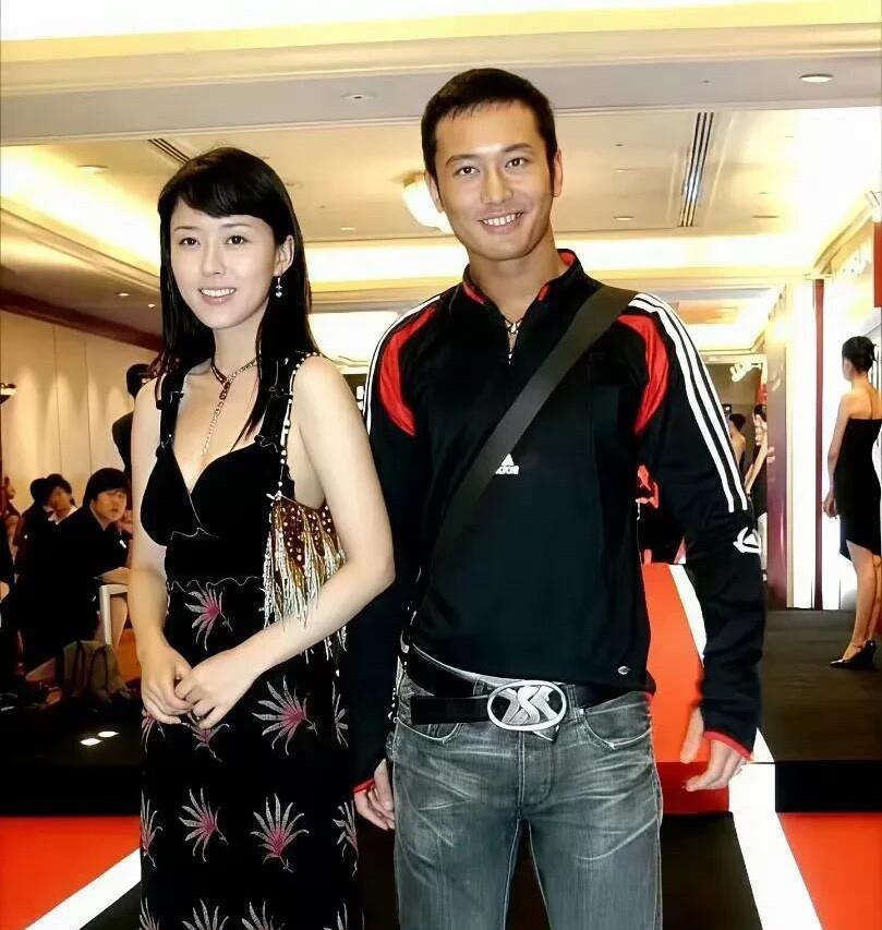 年轻时候的黄晓明又土又黑，这样的颜值看起来还没有佟大为和胡歌帅。不过那个时候是没