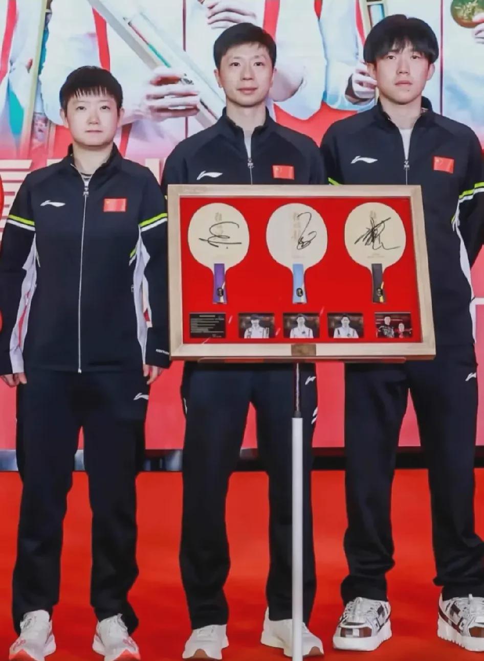 这张合照特别棒。孙颖莎站在马龙身旁，确实展现出巾帼不让须眉的风采。仿佛一股蓬勃的