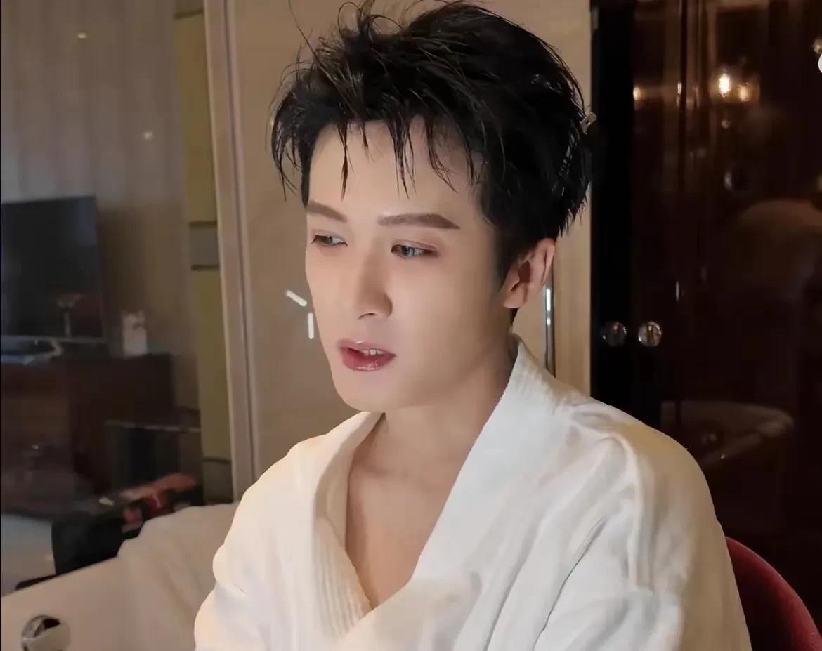 檀健次真的是内娱比较有自制力的男明星，不管有戏拍，没有戏拍，他都在让自己的身体保