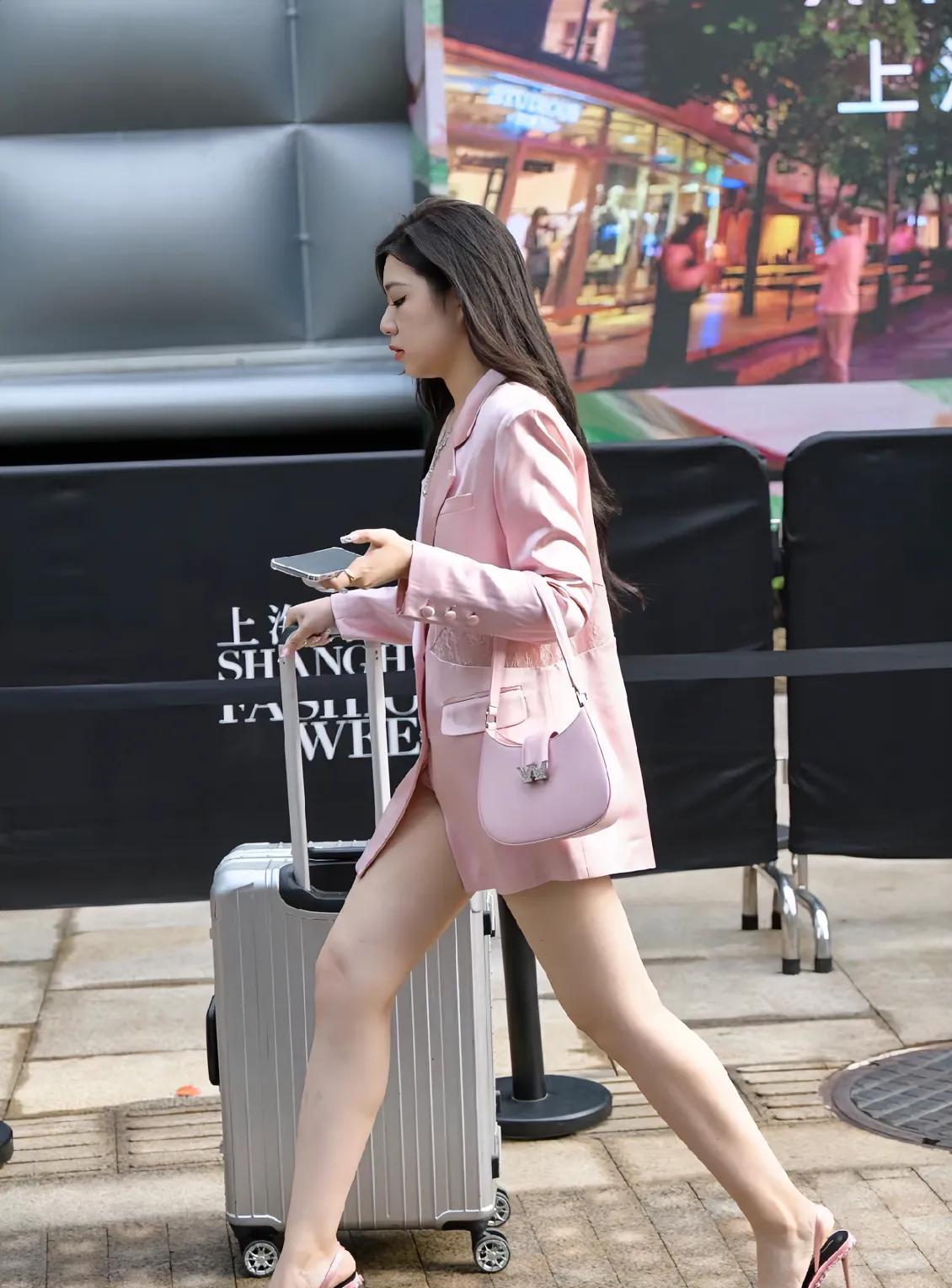 为什么现在女孩子上衣穿那么多，下边穿这么少，
这样真的好看吗？
