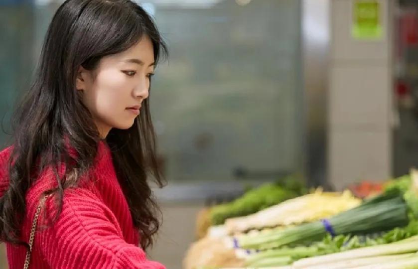 很认同的一段话：
“如果你的妈妈不乱花钱，也不出去瞎玩，勤俭节约又顾家，她不舍得