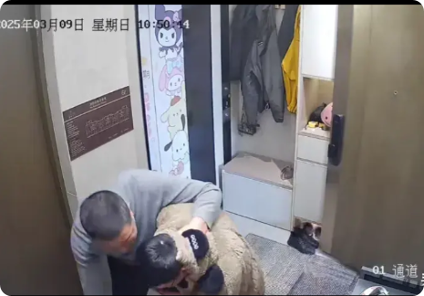 浙江，男子被邻居殴打无力还手时，12岁女儿勇敢站出来护住父亲，邻居看到孩子没有继