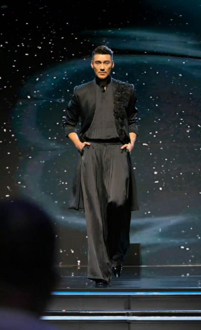 胡兵这身造型，堪称行走的“东方震撼”。非遗香云纱遇上零浪费剪裁，在阿布扎比的沙漠