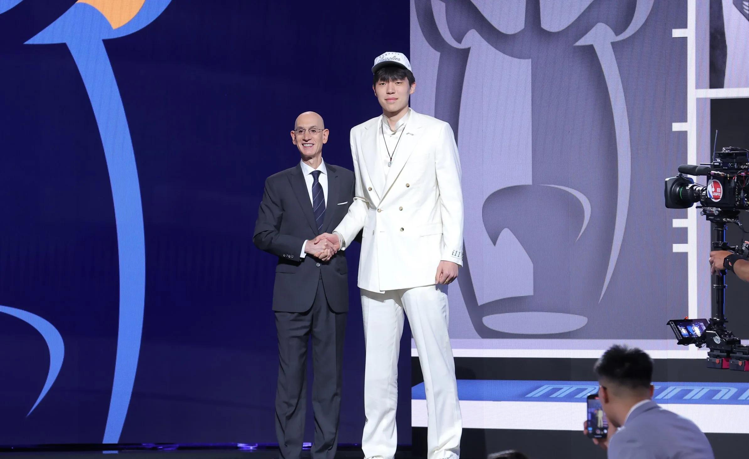 非饮水机成员杨翰森16顺位，开拓者愿意花大价钱培养他。



这说明波特兰开拓者