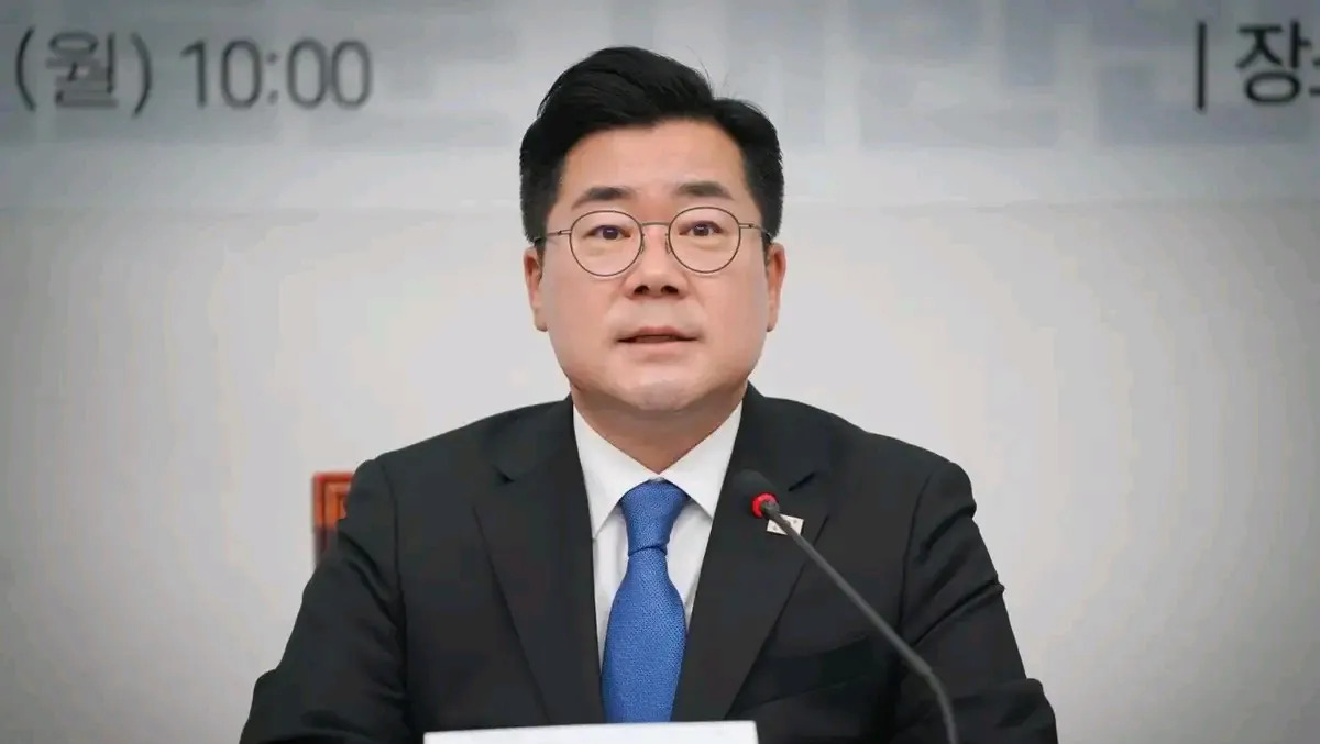 李在明俩大将争党首











韩国政坛要炸锅了！李在明身边的两员猛将