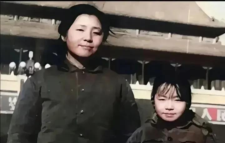 1968年，宋丹丹儿时与母亲的合影，照片里宋妈妈端庄朴素的模样。谁能想到，这位北