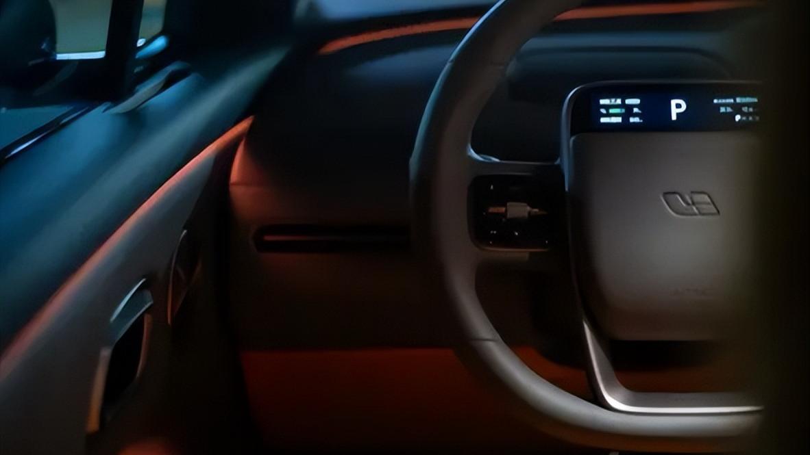 冰箱彩电大沙发！理想i8内饰官宣，第二排独立座椅配吸顶屏