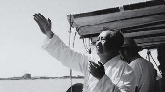 1936年，毛主席来到黄河沿岸视察，但正想着跳下去痛快地游一趟时，却被众人拦住了