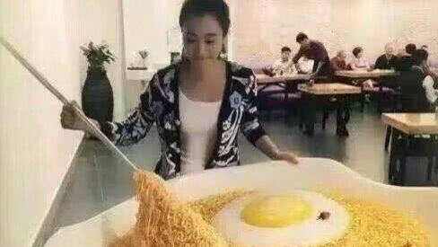 妹子吃这么多面，这是有多大饭量啊?