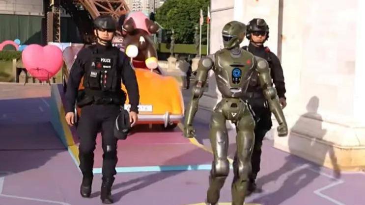 真能打！这款人形机器人已上街巡逻