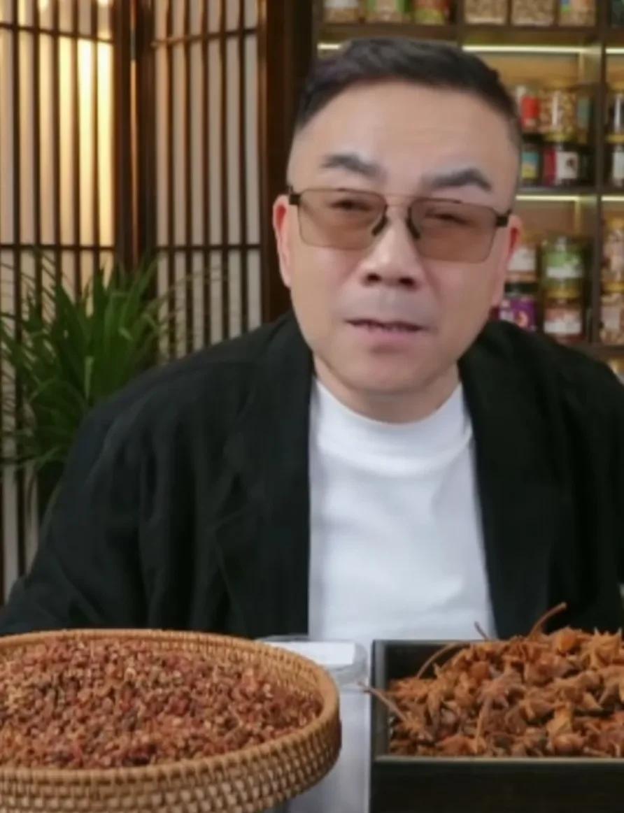 杨仪直播里面调侃郭老师的京剧:唱的那是啥玩意儿？京剧要有韵味儿，要唱出京剧的韵味