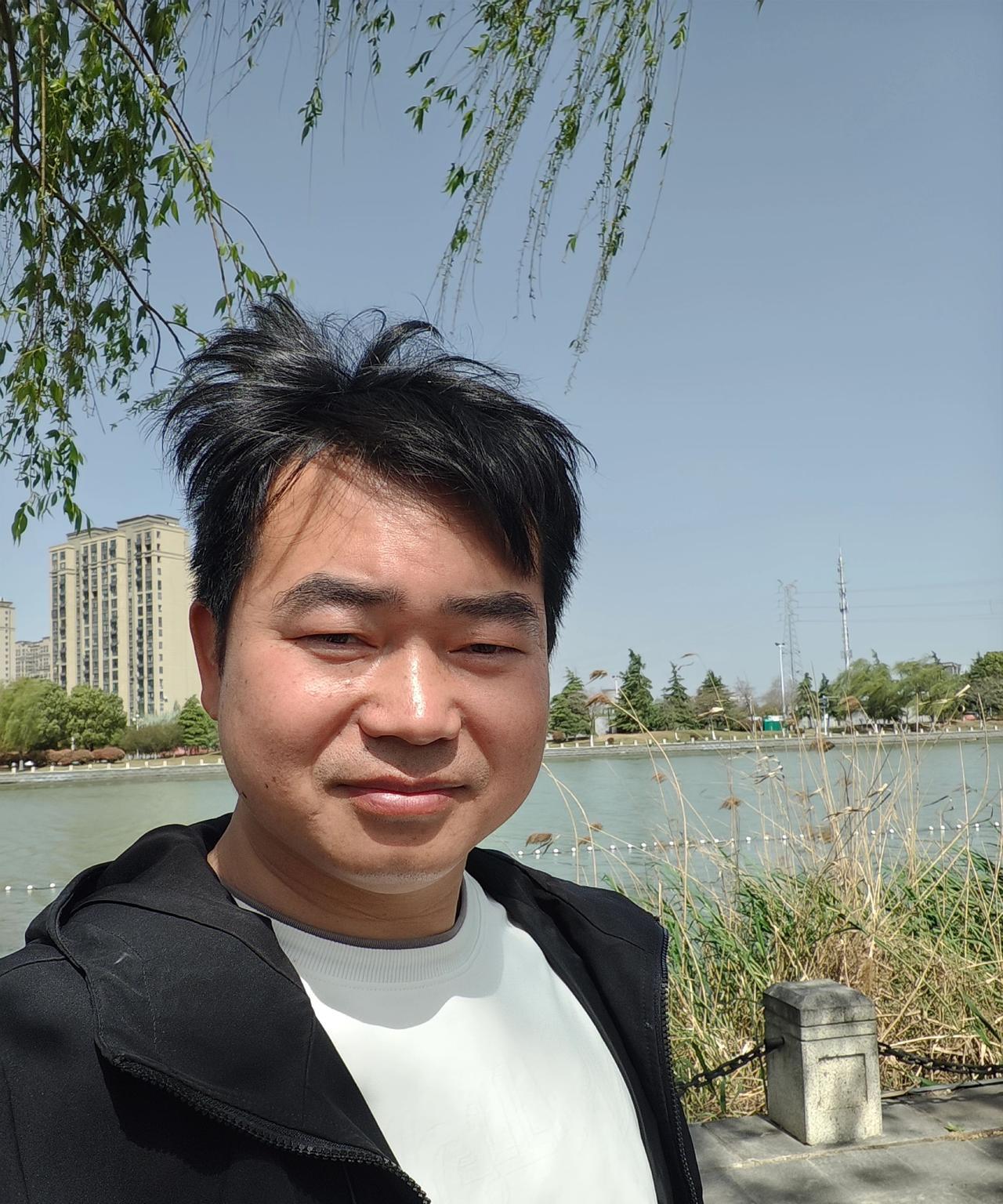 一位女性师兄对我说：“如果我想和别人聊起你，几乎找不到合适的词汇。这是一种难以用