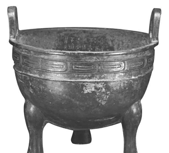(师同鼎及铭文拓片)师同鼎腹内壁有铭文七行五十四字。师同为器主名，官职师氏。铭文