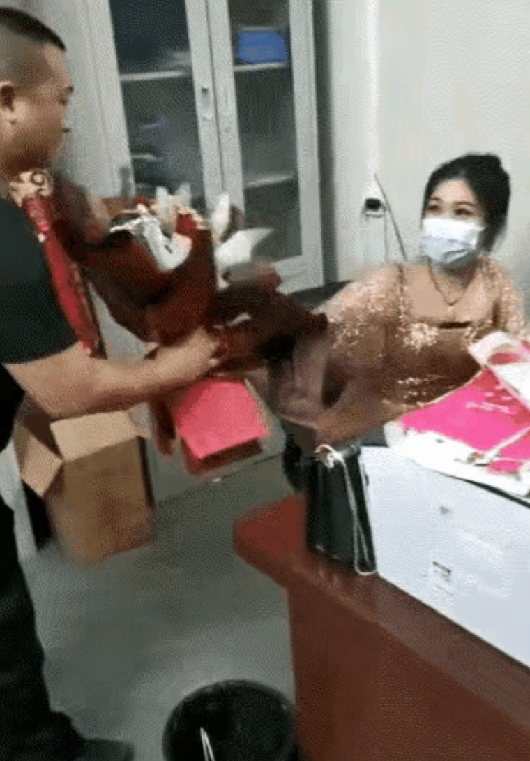 果然求婚还得看钞票！一男子向女孩求婚，他花一百元钱买了鲜花，递给女孩。女孩看到只
