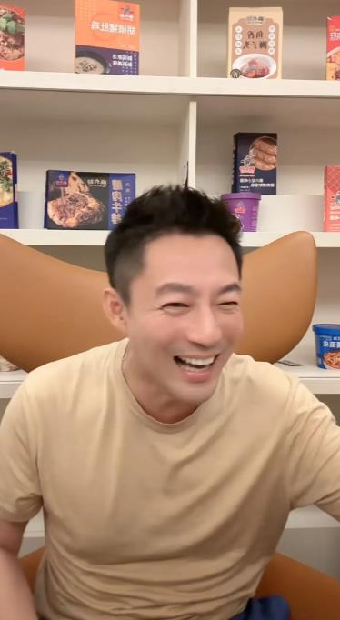 不得不佩服汪小菲，连他家保姆的人气都这么旺。618一早看到小杨阿姨在直播，坐的位