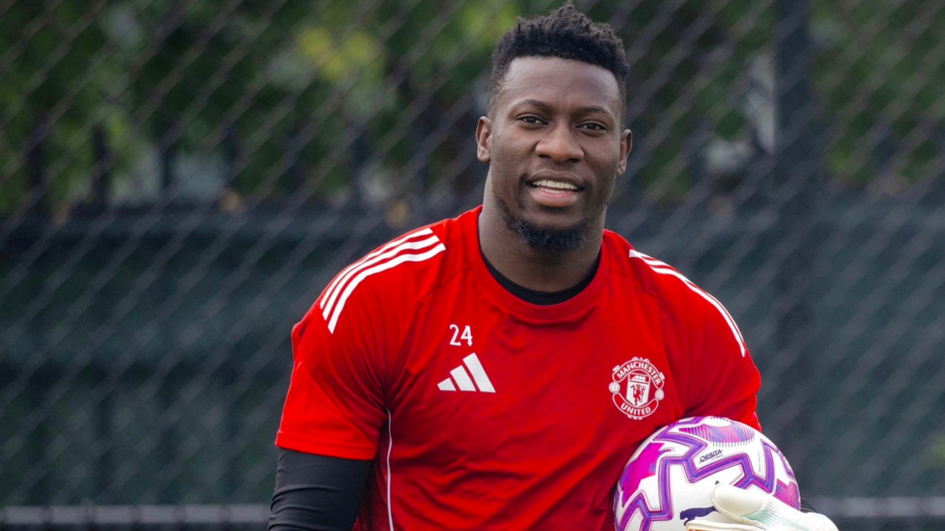 曼联门将奥纳纳已经完全康复，但主帅阿莫林没有提前透露首轮英超联赛的首发门将。
他