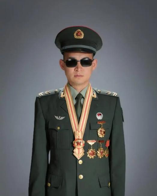 “这才是我们该追的星！”3月17日，一辆昆明开往遵义的列车上，乘务员发现了一位眼
