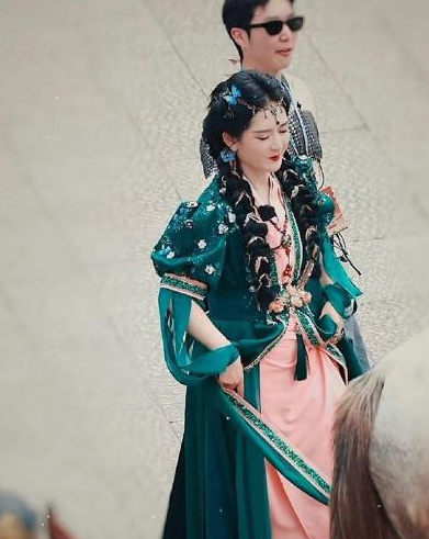 谢娜鞠婧祎同款地珠造型 不同风格超惊艳