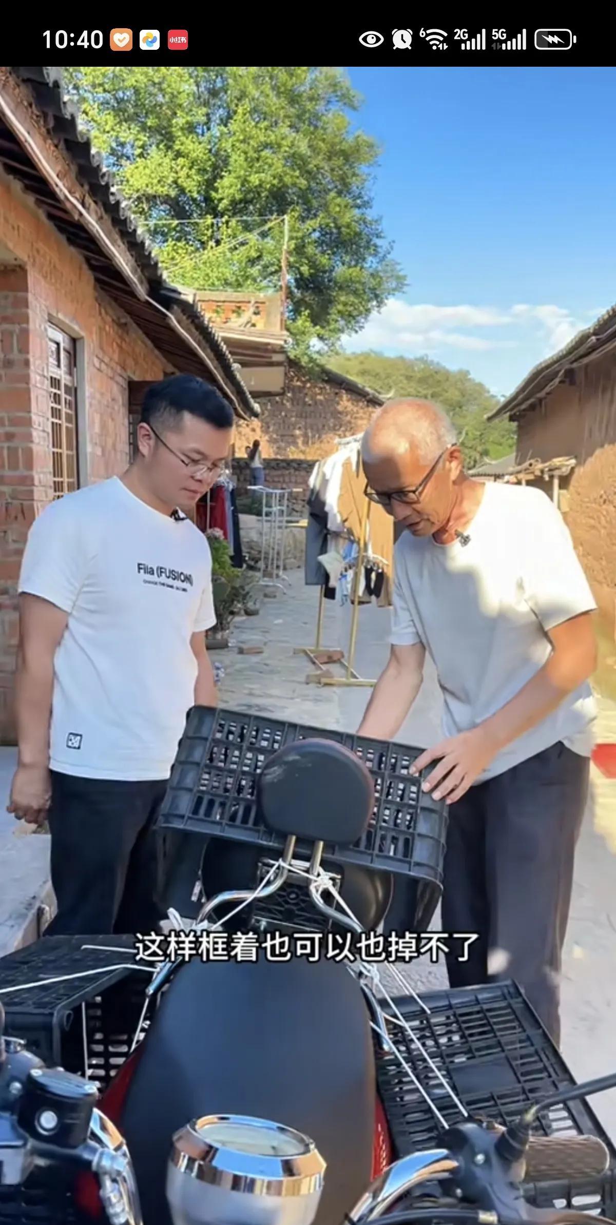 小凤金哥跟着老爹去还框子，路上的风景太美了。
金哥看到老爹在绑框子，赶紧喊上小凤