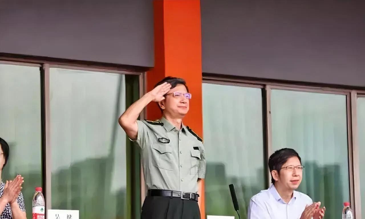 这是郑强在敬军礼。
      郑强不是军人，胜似军人，这不仅在于他穿上了军装敬
