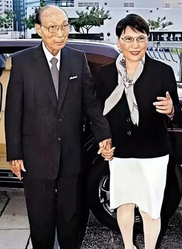 邵逸夫是个谜！他每年向国内捐 1 亿港币，2014 年邵逸夫去世，他死后 200