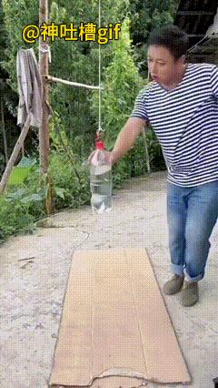 无巧不成书：一瓶水用绳子悬挂起来，让瓶子摇摆起来，在摇摆的一瞬间，老爷爷可以把头