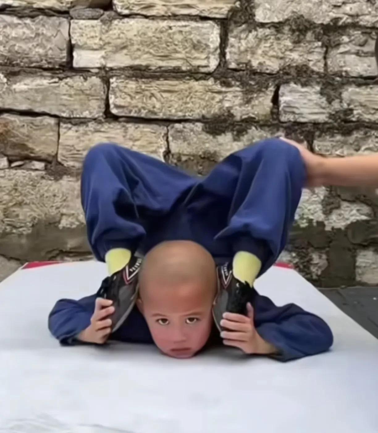 赖文峰和楚玲唯一的儿子六宝小小年纪就被送到少林寺学习的武术，看他摆出的各种姿势就