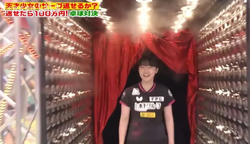 张本美和在日本电视台参加综艺节目，看上去很成熟，一点也不像十几岁，而像二十几岁的