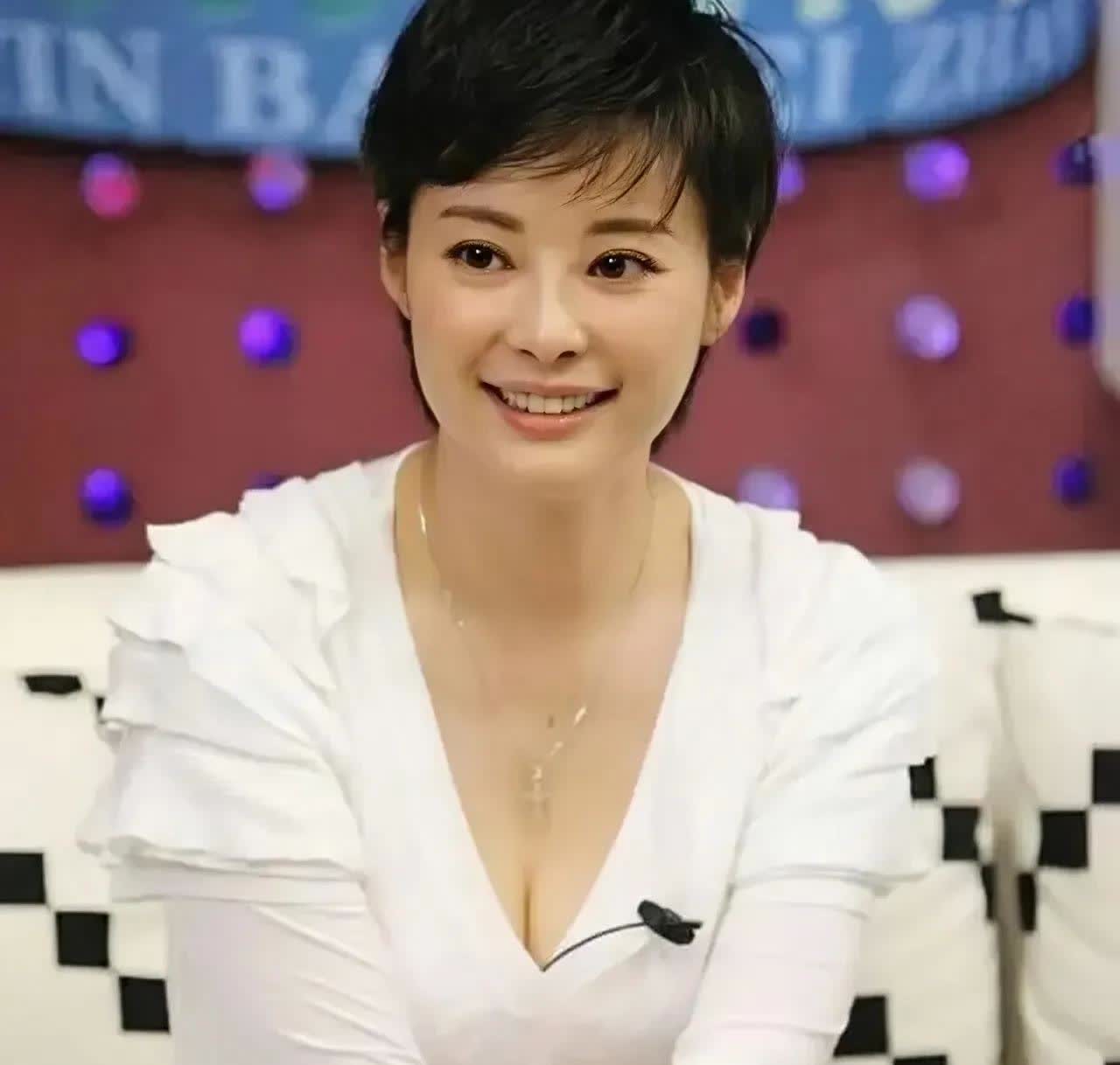 袁立说，我是一个没有演技的演员。

但鲍蕾不同意了，她说袁立演戏是真好啊，哭