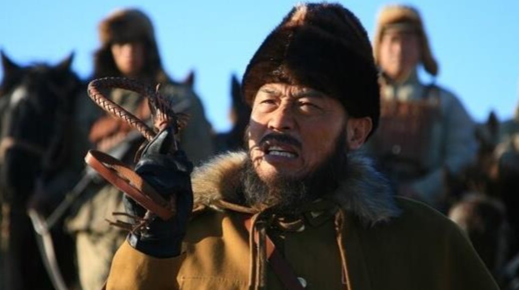 1942年，青马师长韩起功被撤职后，带着几十大车的黄金、银元、烟土等，准备回老家