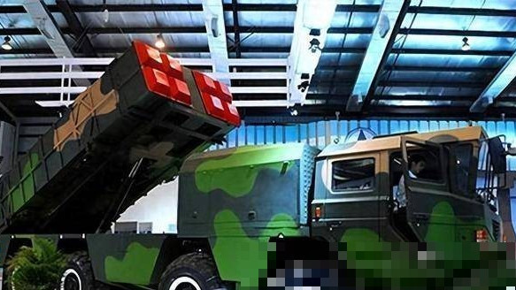 神鹰400一发掀翻坦克营，美专家看懵：这火箭炮比导弹还猛？