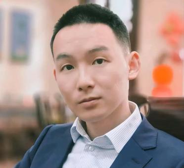 刚谢老头发视频回应：真的是离婚了！现在的伴侣不是二加一，而是他人生最艰难时的贵人