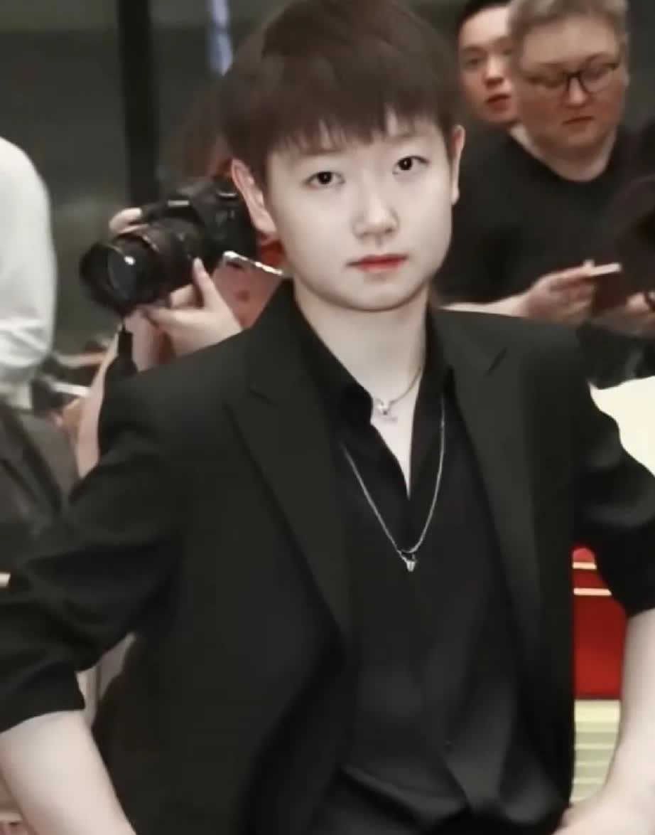 我的老天奶，孙颖莎真的帅得没边儿了！[爱慕]
孙颖莎黑色西装一穿妥妥的女霸总，