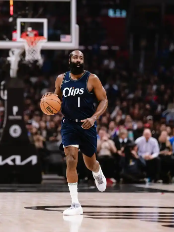 哈登任劳任怨，独自带队近20场，说实在的这个队换鲍威尔带没准还多赢一场
今天哈登