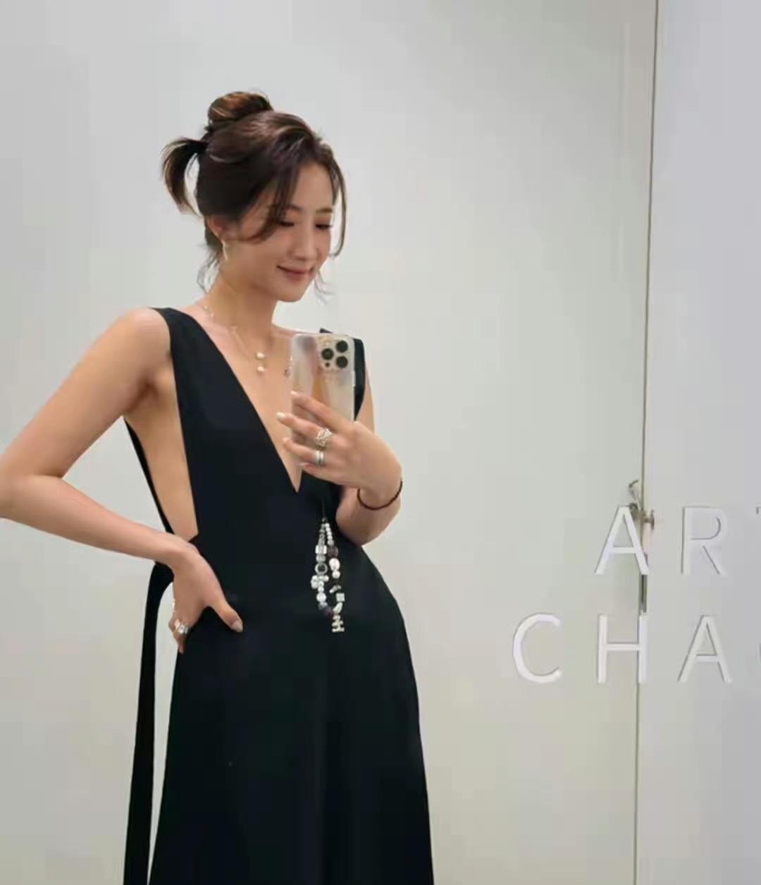 陈赫前妻不穿内衣大胆出镜，胸和肚子快一样平，那张脸倒是很美。
和陈赫离婚后，继续