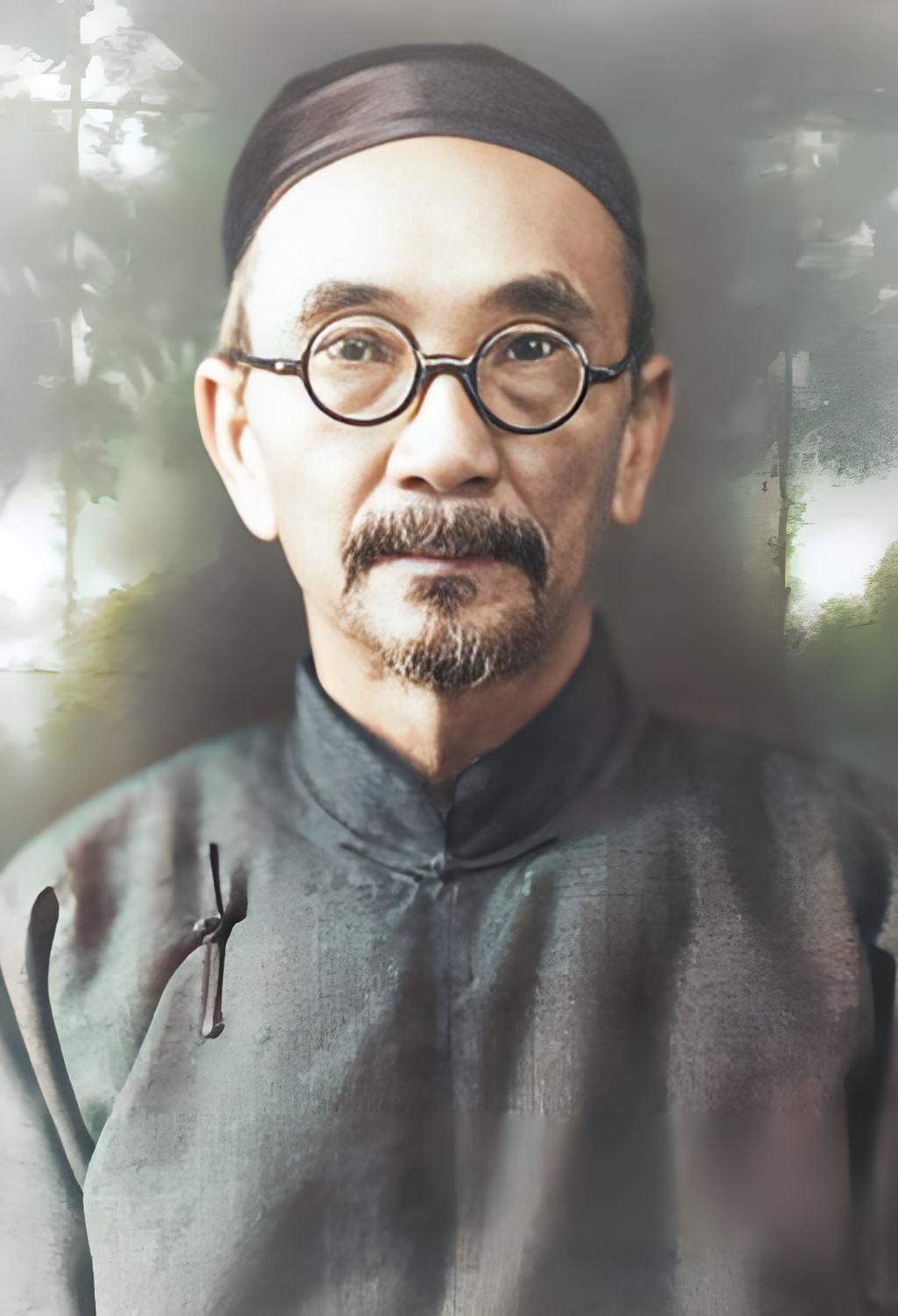 这张肖像里，唐绍仪头戴瓜皮帽、身着长衫，却架着副西式圆框眼镜——活脱脱一个“新旧