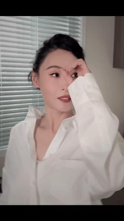 张柏芝七夕花礼美到窒息！这波操作直接甜度拉满  
她亲手包渐变紫玫瑰礼盒，花瓣里