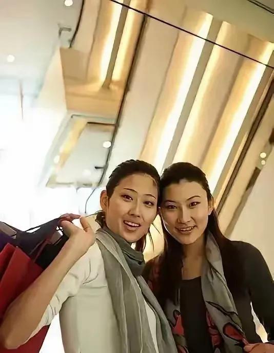 伏明霞女儿22岁了  
她站在浅水湾豪宅的院子里，眉眼间带着伏明霞年轻时的弧度。