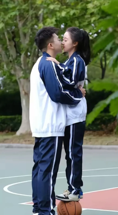 高马尾的高三女学霸，考完试直接冲进球队里，亲了自己暗恋了三年的男生！！

爱就要