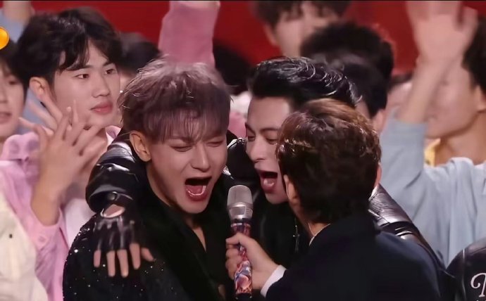 黄子韬工作室向粉丝道歉！
工作室称误以为热搜词条“曝黄子韬徐艺洋跨年舞台激吻”仅