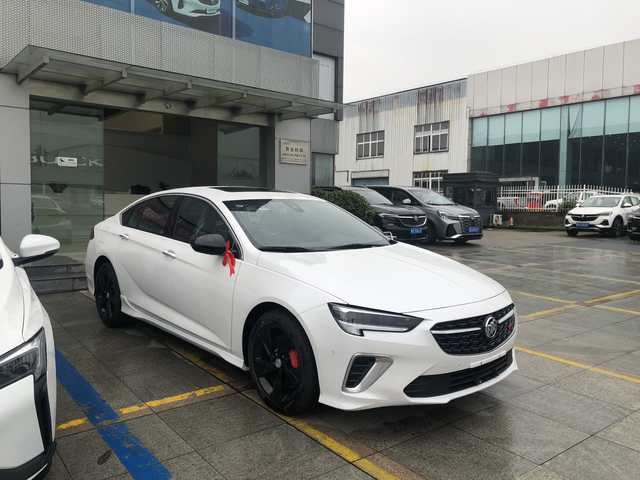 现在的通用已经不是以前的通用了
新车就出现方向盘歪
跑偏的现象 去了四次4儿子没