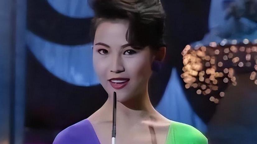 52岁蔡少芬为钱奔波，在车展站台，状态疲惫瘦很多