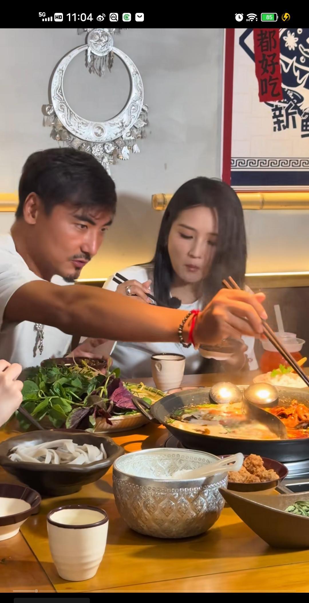 歌手何洁的现任老公竟然长这样？他叫刁磊，是一名鼓手，他总共有过三段婚姻……
20